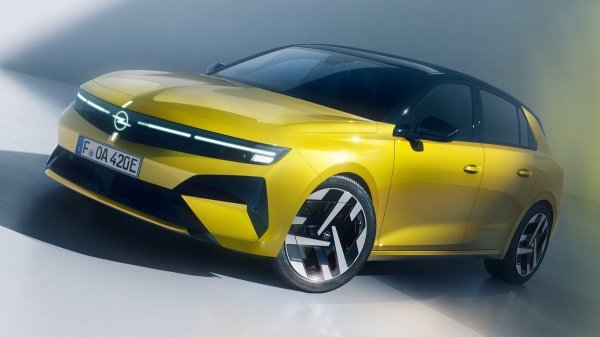 Семейство Opel Astra примерило новое лицо и более емкую батарею Семейство Opel Astra примерило новое лицо и более емкую батарею