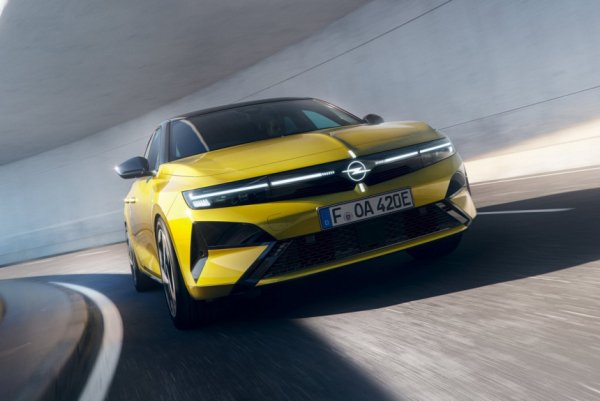 Семейство Opel Astra примерило новое лицо и более емкую батарею Семейство Opel Astra примерило новое лицо и более емкую батарею