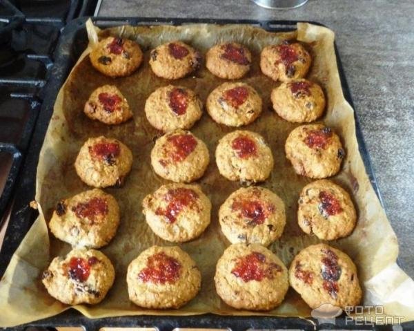 Рецепт: Овсяное печенье с орехами, изюмом и шоколадом - Очень вкусно и сытно.