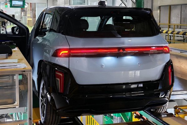 Собран первый конвейерный электромобиль Атом