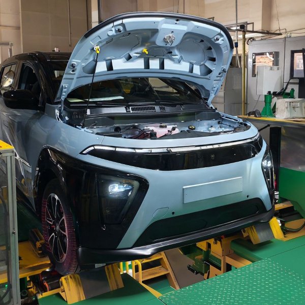 Собран первый конвейерный электромобиль Атом