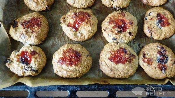 Рецепт: Овсяное печенье с орехами, изюмом и шоколадом - Очень вкусно и сытно.