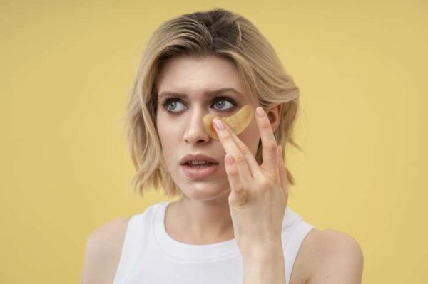 Как быстро скрыть следы бессонной новогодней ночи: лайфхаки против темных кругов под глазами