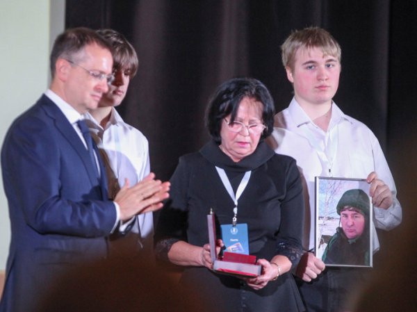 Мединский вручил орден матери Алексея Полуботы
