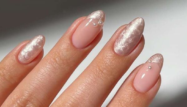 Позолотить ручку: 5 оттенков маникюра зимы, которые притянут богатство