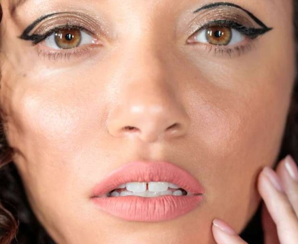 Шах и мат: как правильно наносить матовую помаду, чтобы она выглядела безупречно
