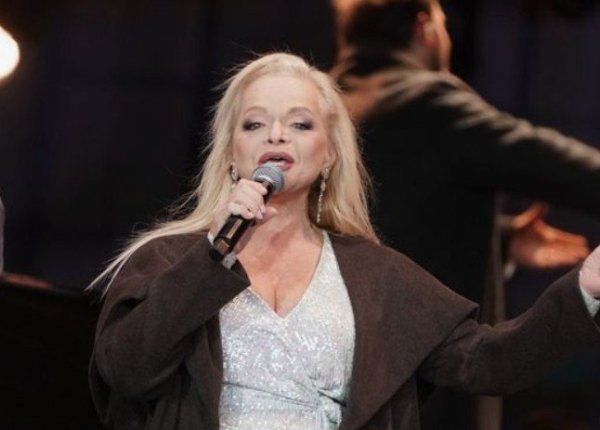 Лариса Долина готова добровольно передать ключи от квартиры Полине Лурье