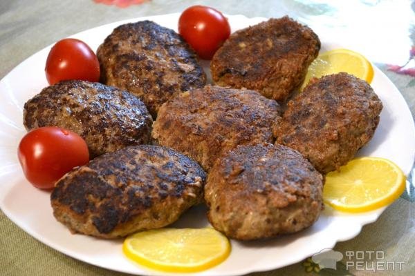 Рецепт: Котлеты "Мужской вариант" из говяже-свиного фарша - С луком и специями