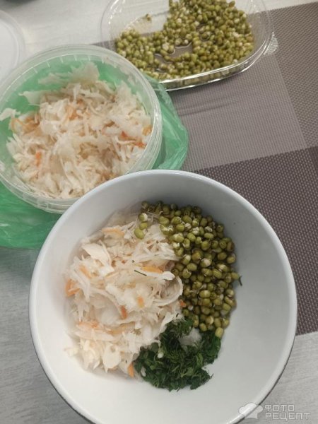 Рецепт: Салат с квашеной капустой - Зимний быстрый салат с пророщенные машем