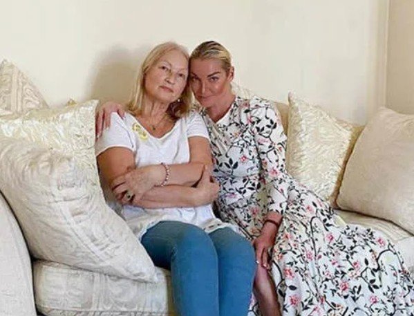 Анастасия Волочкова не станет приглашать на свой юбилей дочь и маму