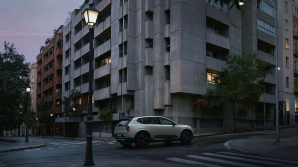 Электрический кроссовер Volvo EX60 полностью рассекречен