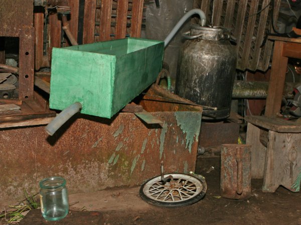 Наливка из погреба может навредить сильнее магазинной: скрытые опасности «натурального» алкоголя