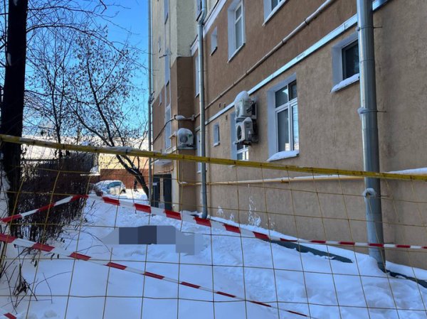 &laquo;Сосульки на крыше постоянно&raquo;: жильцы дома, где убило женщину, жаловались на коммунальщиков