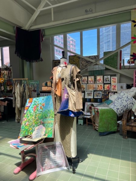 Тайная жизнь древнего шелка: в Пекина художница сохраняет традиции, работая с натуральным шелком