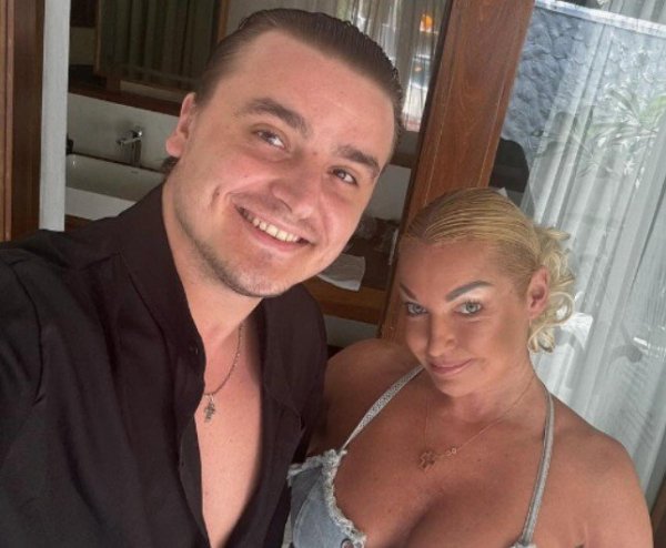 Анастасия Волочкова подтвердила слухи о своих романтических отношениях с танцором