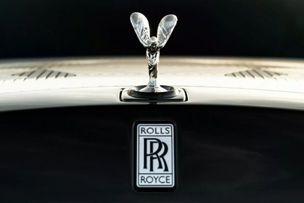 Уникальный Rolls-Royce Phantom Arabesque обрел лазерную гравировку на капоте