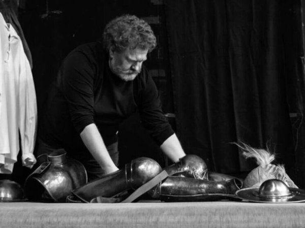 МХТ показал нового «Дон Кихота»: герои Сервантеса заговорили по-испански в русских 90-х