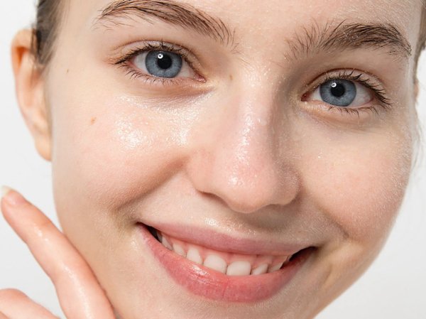 Названы главные зимние опасности для жирной кожи лица