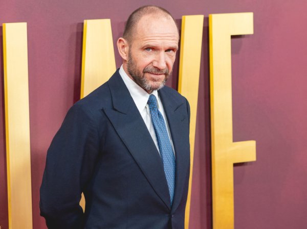 «Рана и боль»: Рэйф Файнс научил японцев в Париже хандре «Евгения Онегина»