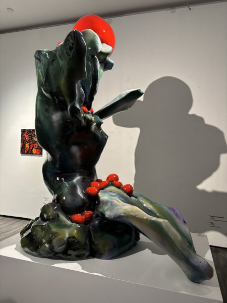 Театр ворвался в музей: яркий перформанс представили на выставке в ММОМА