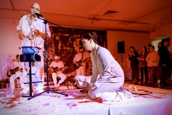 Театр ворвался в музей: яркий перформанс представили на выставке в ММОМА