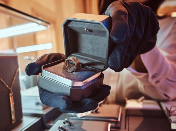 Уборщица обворовывала богатых клиентов на миллионы долларов