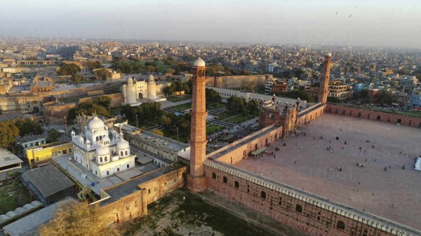 100 детей и бочка кислоты: дело Джаведа Икбала, которое потрясло Пакистан