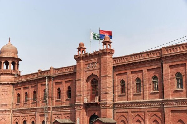 100 детей и бочка кислоты: дело Джаведа Икбала, которое потрясло Пакистан