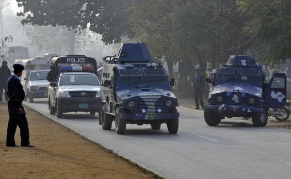 100 детей и бочка кислоты: дело Джаведа Икбала, которое потрясло Пакистан