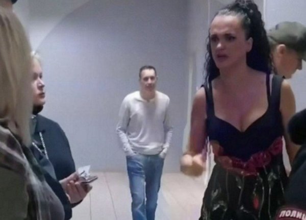 Айза отреагировала на скандальное поведение певицы Славы