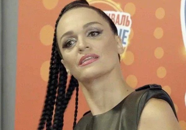 Певица Слава обозлилась на семью и близких