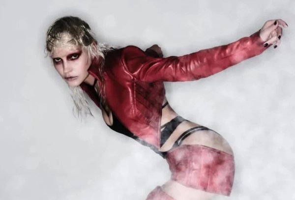 Певица Глюкоза продолжает экспериментировать с внешностью