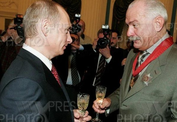 Никита Михалков пригласил на свой спектакль Владимира Путина Никита Михалков пригласил на свой спектакль Владимира Путина