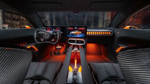 Лифтбек Mercedes-AMG GT предъявил серийный салон