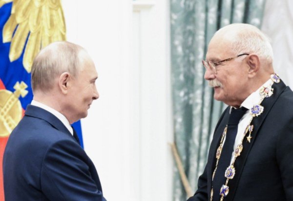 Никита Михалков пригласил на свой спектакль Владимира Путина Никита Михалков пригласил на свой спектакль Владимира Путина