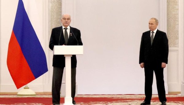 Никита Михалков пригласил на свой спектакль Владимира Путина Никита Михалков пригласил на свой спектакль Владимира Путина