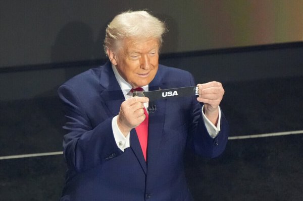 Дональд Трамп грубо вмешался в управление футболом и устроил громкий скандал в ФИФА