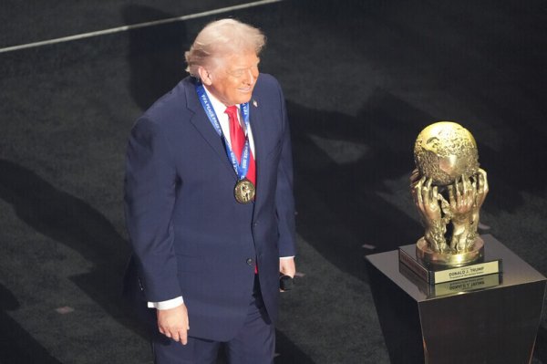 Дональд Трамп грубо вмешался в управление футболом и устроил громкий скандал в ФИФА