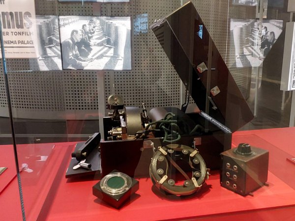 Первая в России «выставка-фильм» о Дзиге Вертове построена как бобина кинопленки