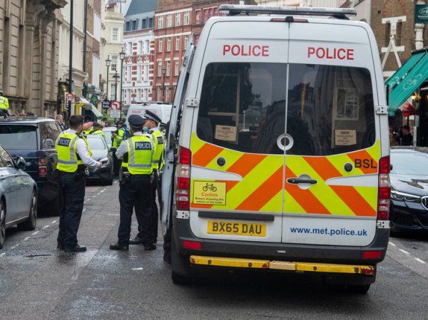 Полиция оказалась в тупике после нападения вооружённого двумя ножами злоумышленника на прохожих