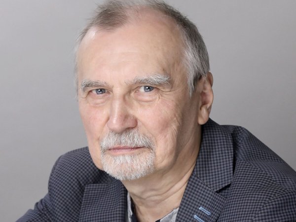 Режиссеру Владимиру Богатыреву исполнилось 75 лет: даже Каштанка в его спектакле – человек, а вкус времени возникает из запаха супа