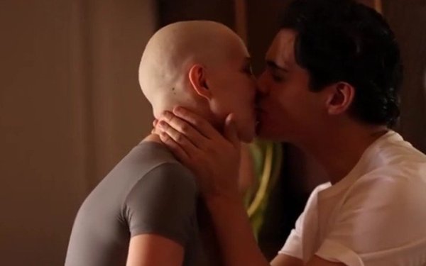 Лерчек на камеру сбрила волосы на голове Лерчек на камеру сбрила волосы на голове