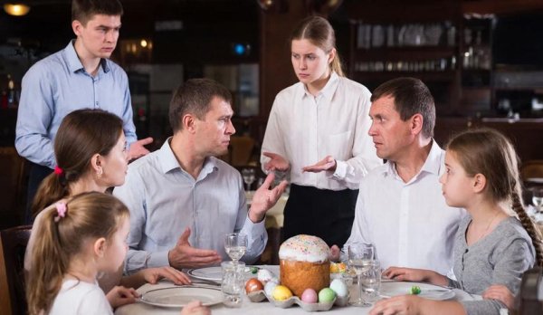 Гости загородного отеля поспорили с местным рестораном из-за принесенных куличей и пасхальных яиц Гости загородного отеля поспорили с местным рестораном из-за принесенных куличей и пасхальных яиц