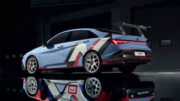 Спортседан Hyundai Elantra N TCR: окрыленный гонками