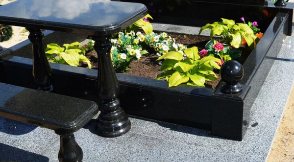 Выносливые многолетники, которые цветут сами: отлично подойдут для могилки