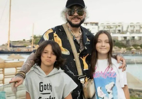 В Сети обсуждают слухи о появлении в жизни Филиппа Киркорова третьего ребенка