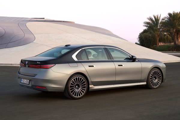 Обновленная &laquo;семерка&raquo; BMW сохранила спорную внешность, но получила новый салон