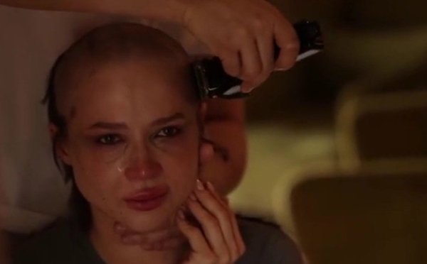 Лерчек на камеру сбрила волосы на голове Лерчек на камеру сбрила волосы на голове