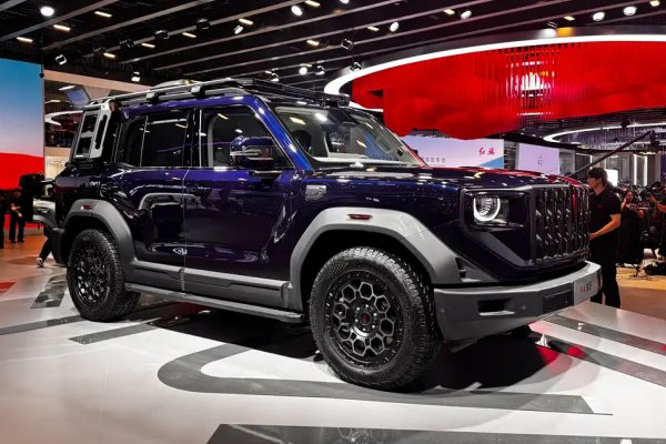 Компания Hongqi представила новый рамный внедорожник и обновленный седан H9