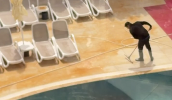 В отелях Турции после «песчаного дождя» бассейны пришлось закрывать В отелях Турции после «песчаного дождя» бассейны пришлось закрывать